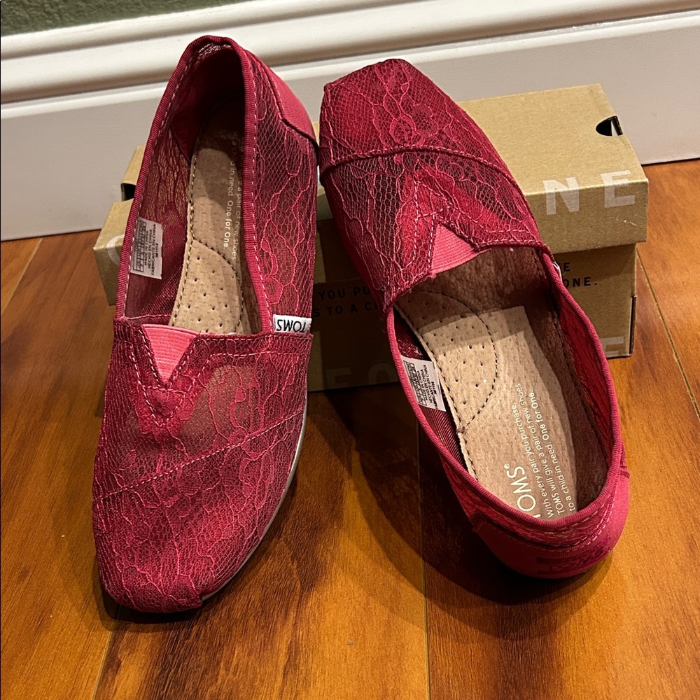 TOMS Women's Burgundy Lace Slip-On Shoes